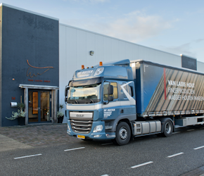 Vrachtwagen voor het pand van Van Laere hout in Haaften