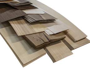 Stapel met fineren van diverse houtsoorten